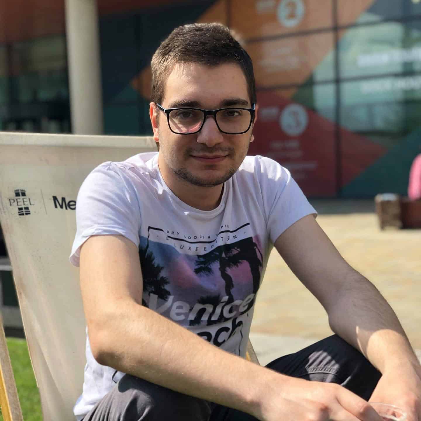 Софтуерен разработчик с голяма страст към технологиите. С бакалавърска степен по компютърни науки от Университета в Ливърпул и богат опит в технологичната индустрия. Специализира в пълноценна разработка на софтуер, облачни услуги и управление на бази данни.